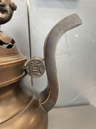 Un br&ucirc;le-parfum tripod couvert en bronze, Chine, marque de Qianlong, 19/20&egrave;me